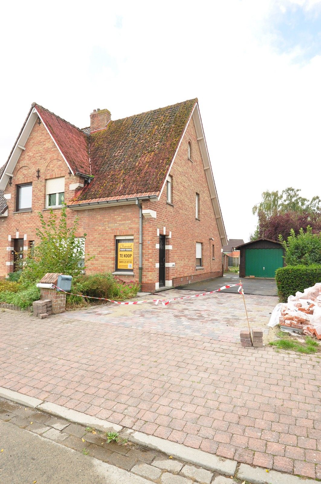 Half-openbebouwing met grote tuin en garage  ! foto {{pictureIndex}}