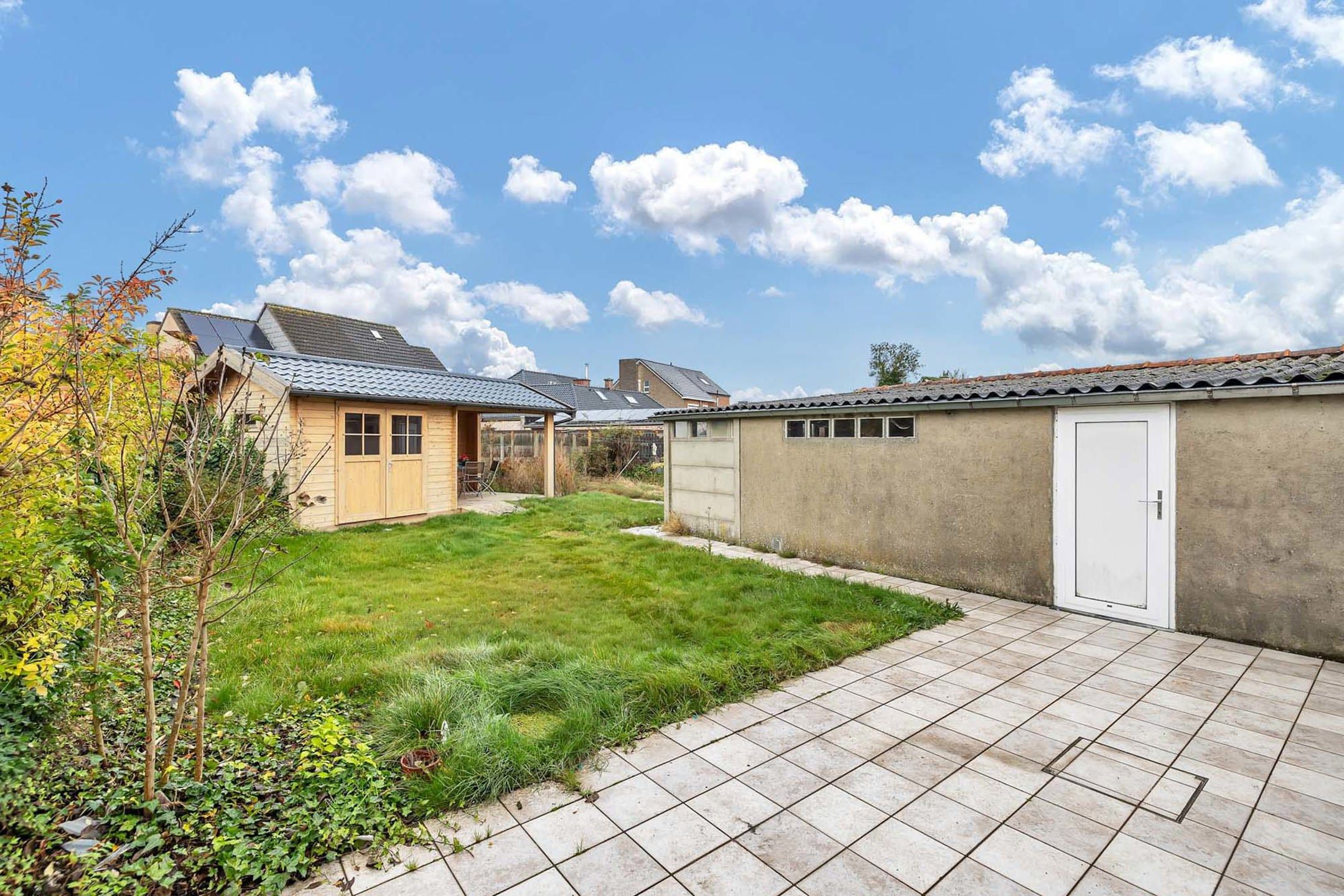 Halfopen bebouwing met garage te koop in Meerbeke! foto 2