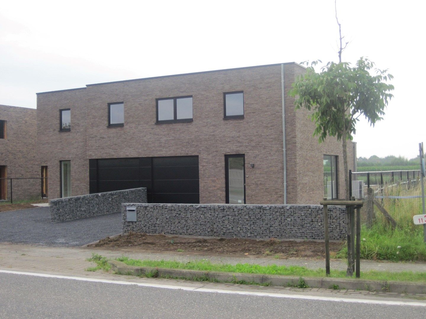 Eigentijdse nieuwbouwwoning foto 18