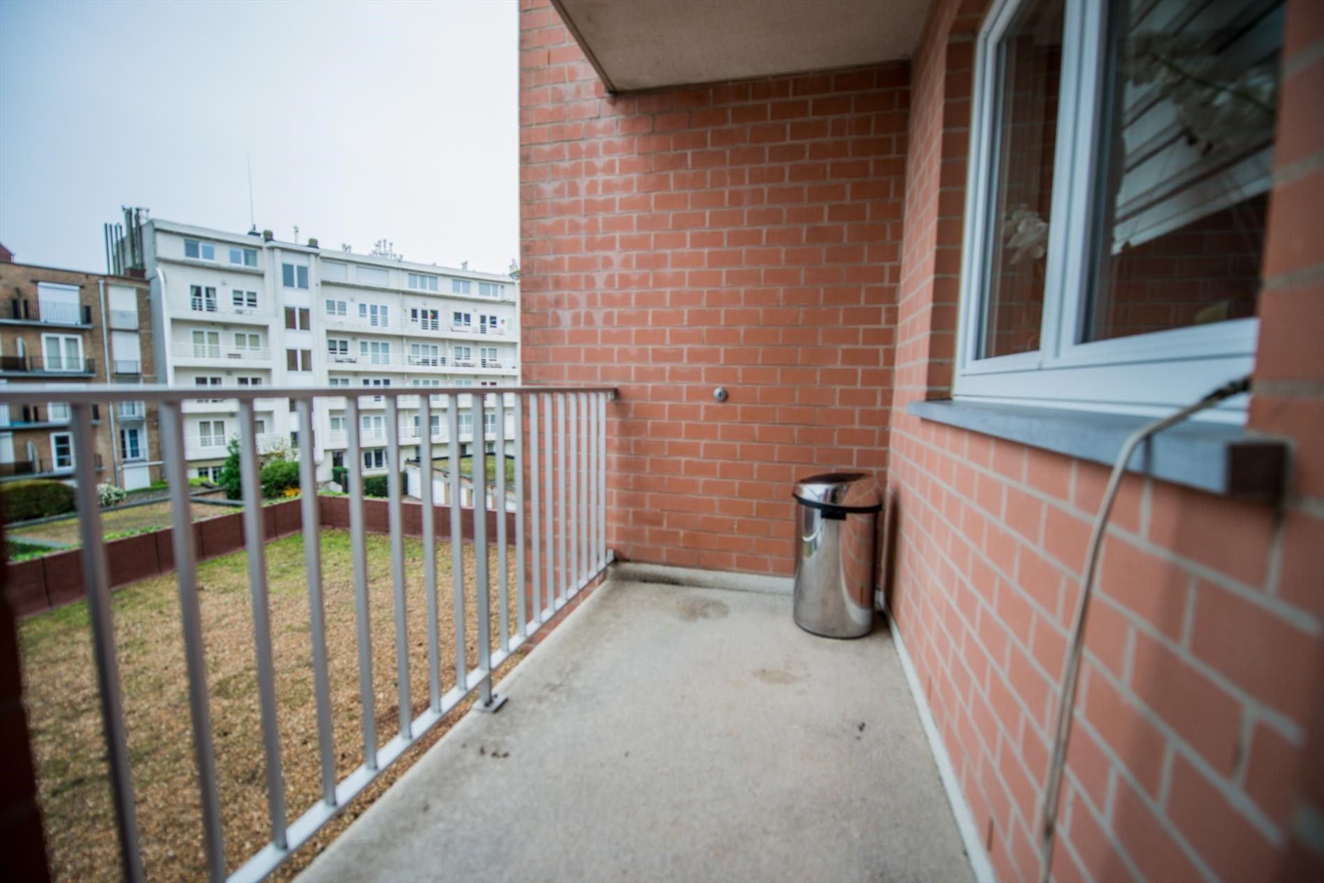 Recent  ongemeubeld appartement, gelegen vlakbij de Zoutelaan. Parking mogelijk. foto 13