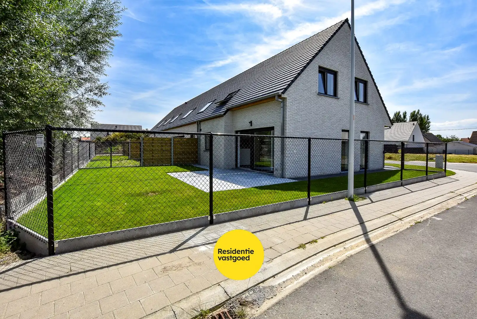 Ruime energiezuinige recente halfopen bebouwing  (2024) met inpandige garage op 258m² gelegen te Houthulst. foto 3