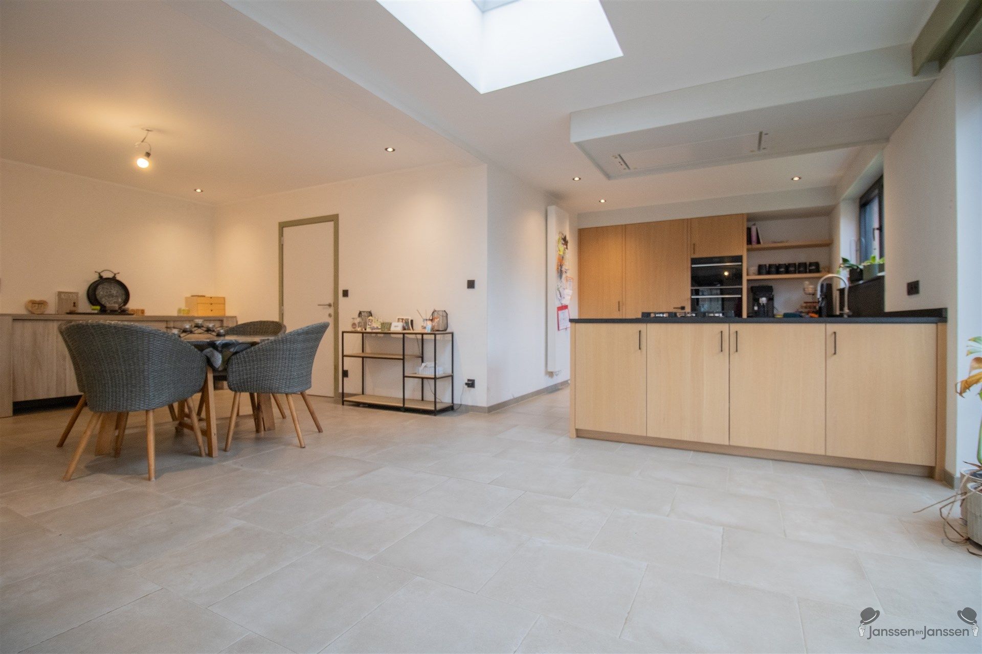 Gelijkvloerse woning met min. 3 slaapkamers en handelsruimte op 563 m² te Pulderbos. foto 4