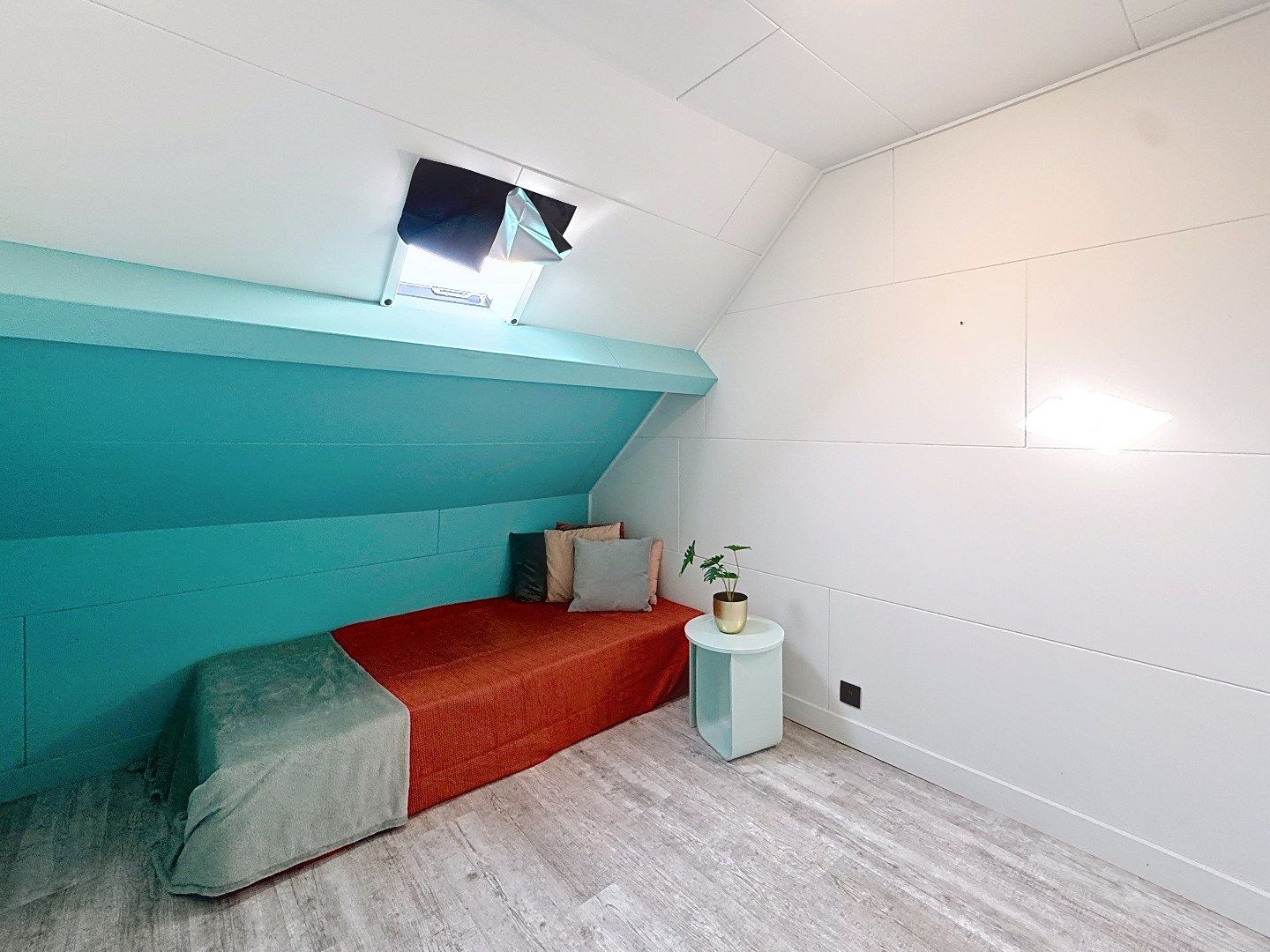 Te renoveren woning in Harelbeke met 6 slaapkamers en veel potentieel foto 10