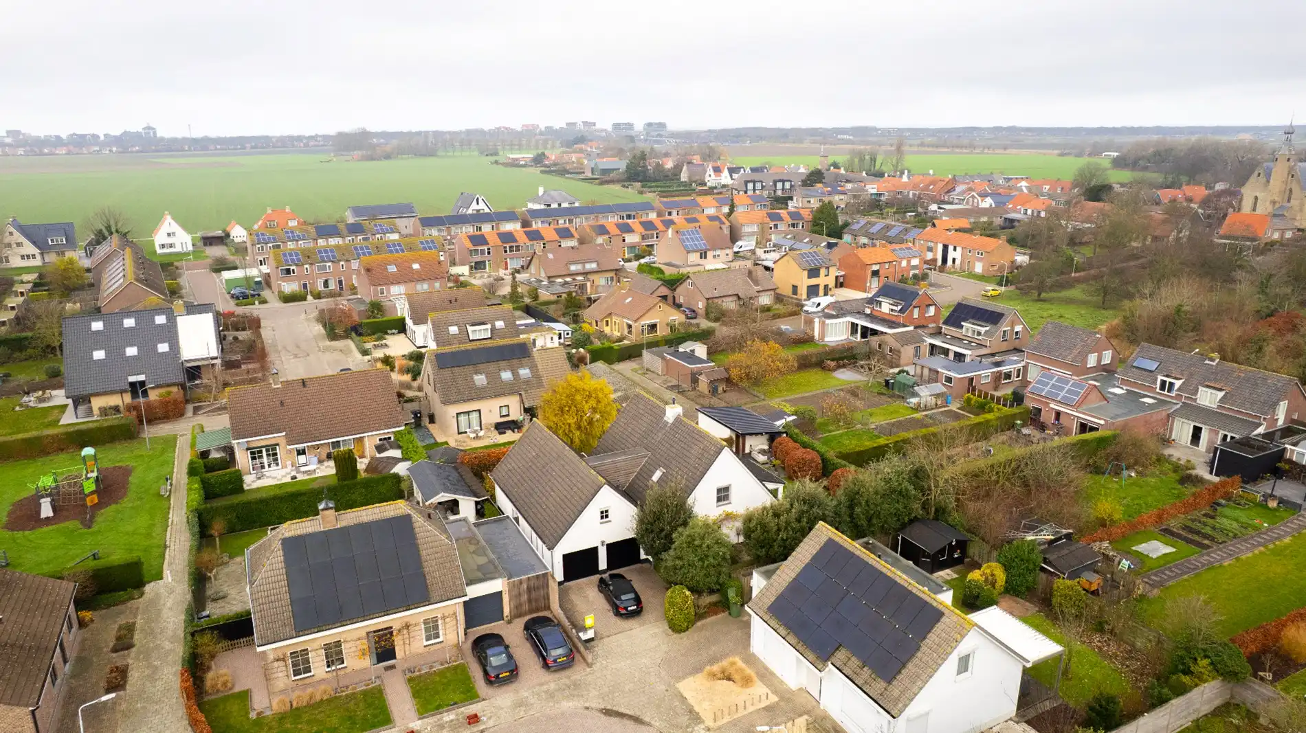 Karaktervolle alleenstaande ruime villa met rondom tuin op korte afstand van het strand  foto 9