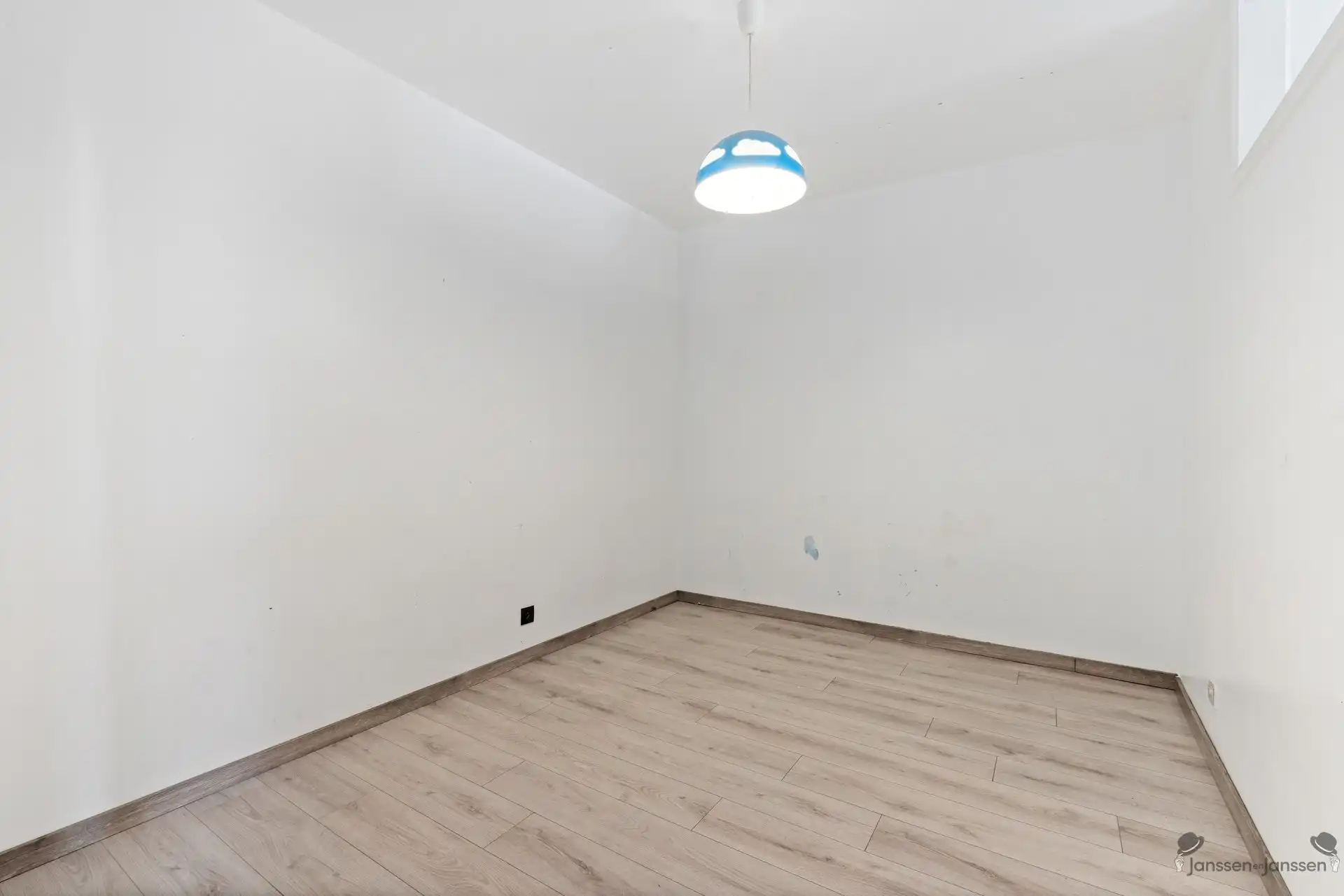 Op te frissen gelijkvloersappartement met 3 slpk's, tuin en garage foto 13