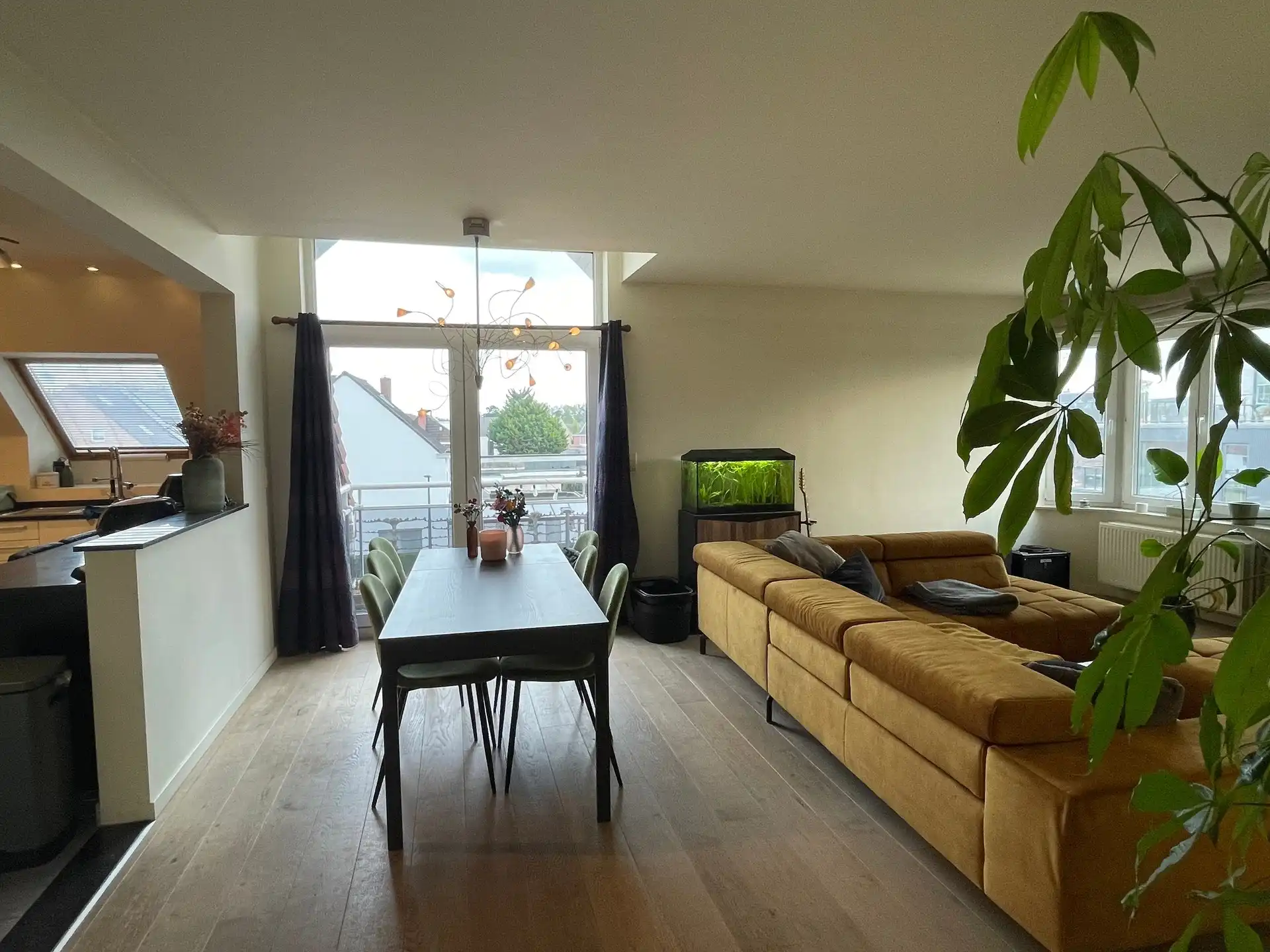 Gunstig gelegen en uitzonderlijk ruim gezellig appartement. foto 7