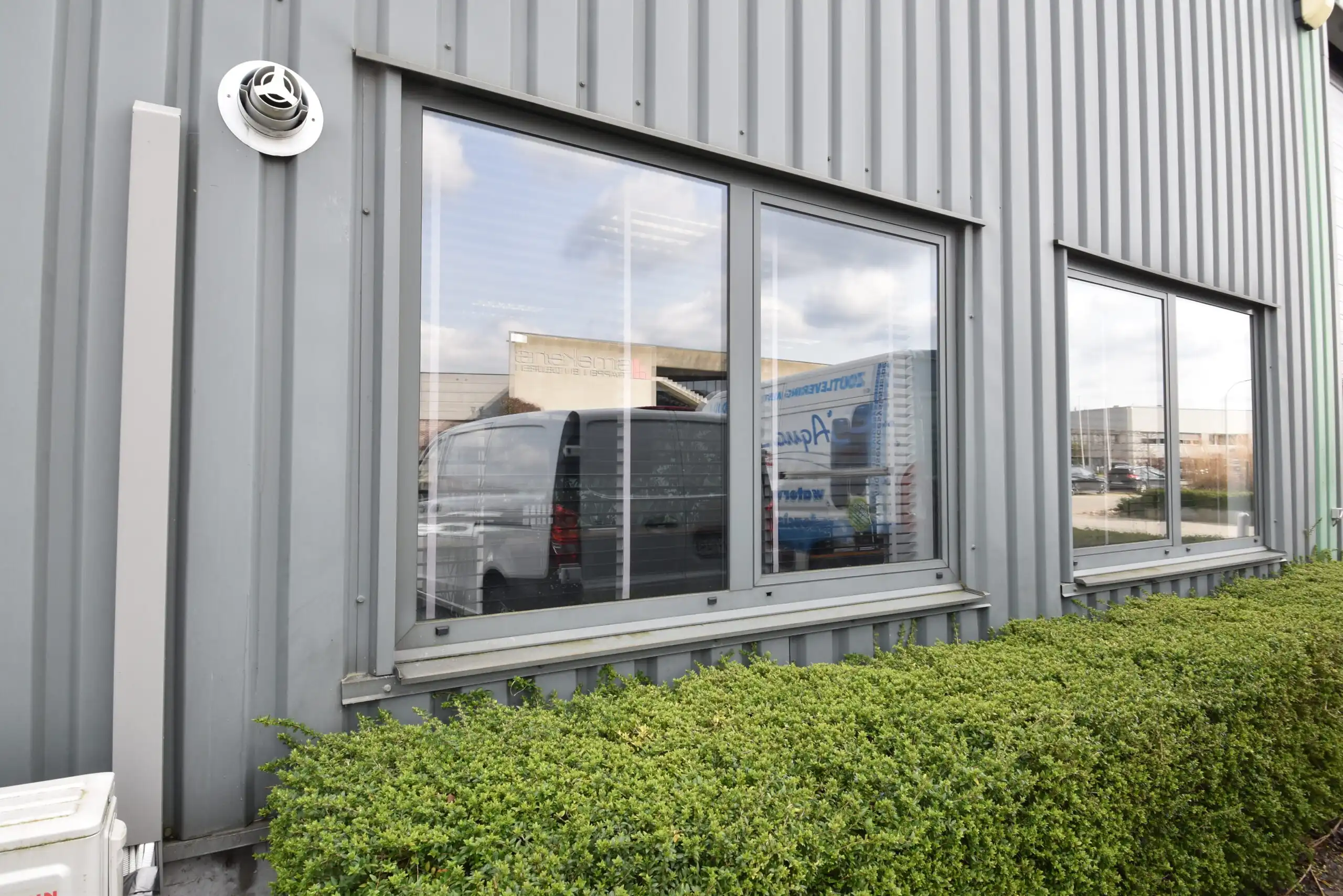 Magazijn met kantoor in Sint-Niklaas foto {{pictureIndex}}