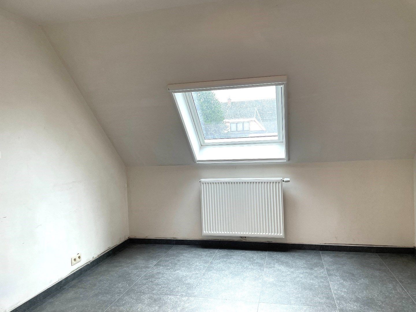 Recente woning met 3 slaapkamers, leuke tuin en staanplaats! foto 12