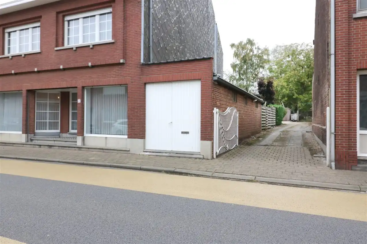 label c, nabij station, garage voor vijf wagens foto 52