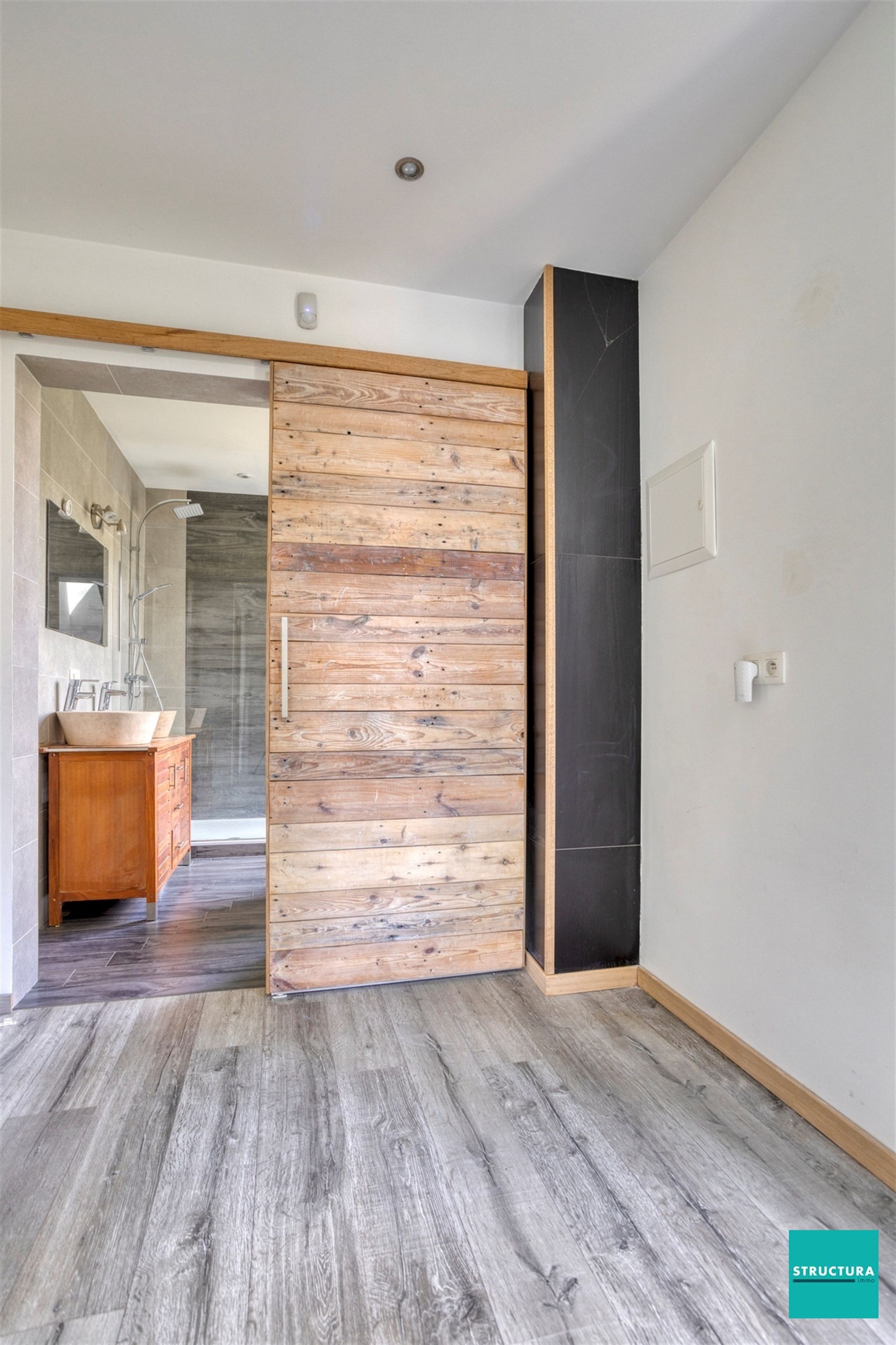 Gerenoveerde woning met 3 kamers en ZW-gerichte tuin foto 16