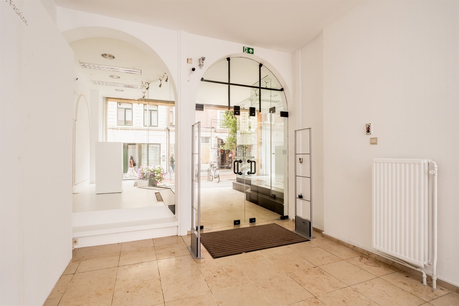 Commercieel gelijkvloers met ondergrondse parking en kelders  foto 7