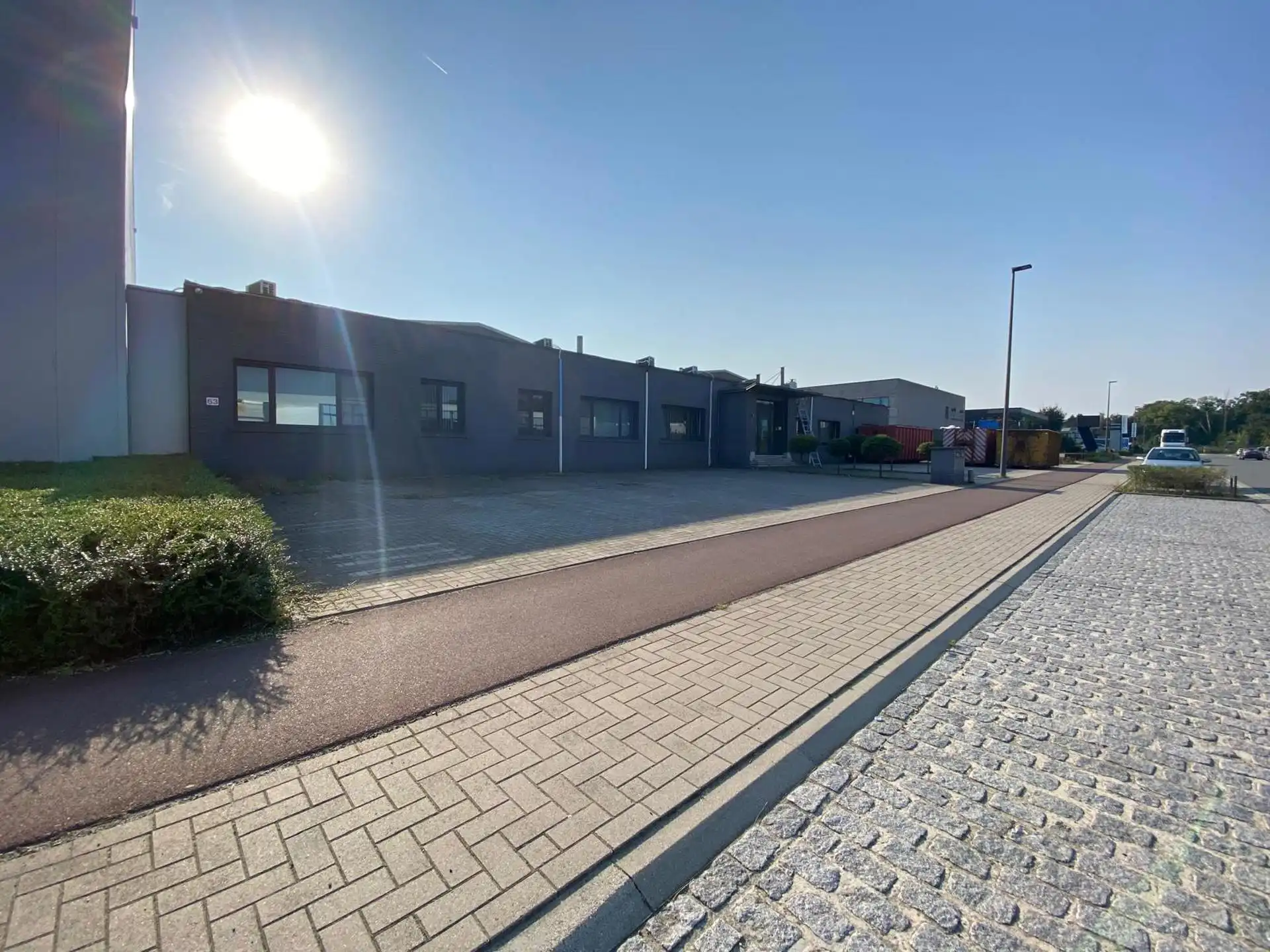 Industriegebouw met gerenoveerde kantoorruimte te Wilrijk foto {{pictureIndex}}