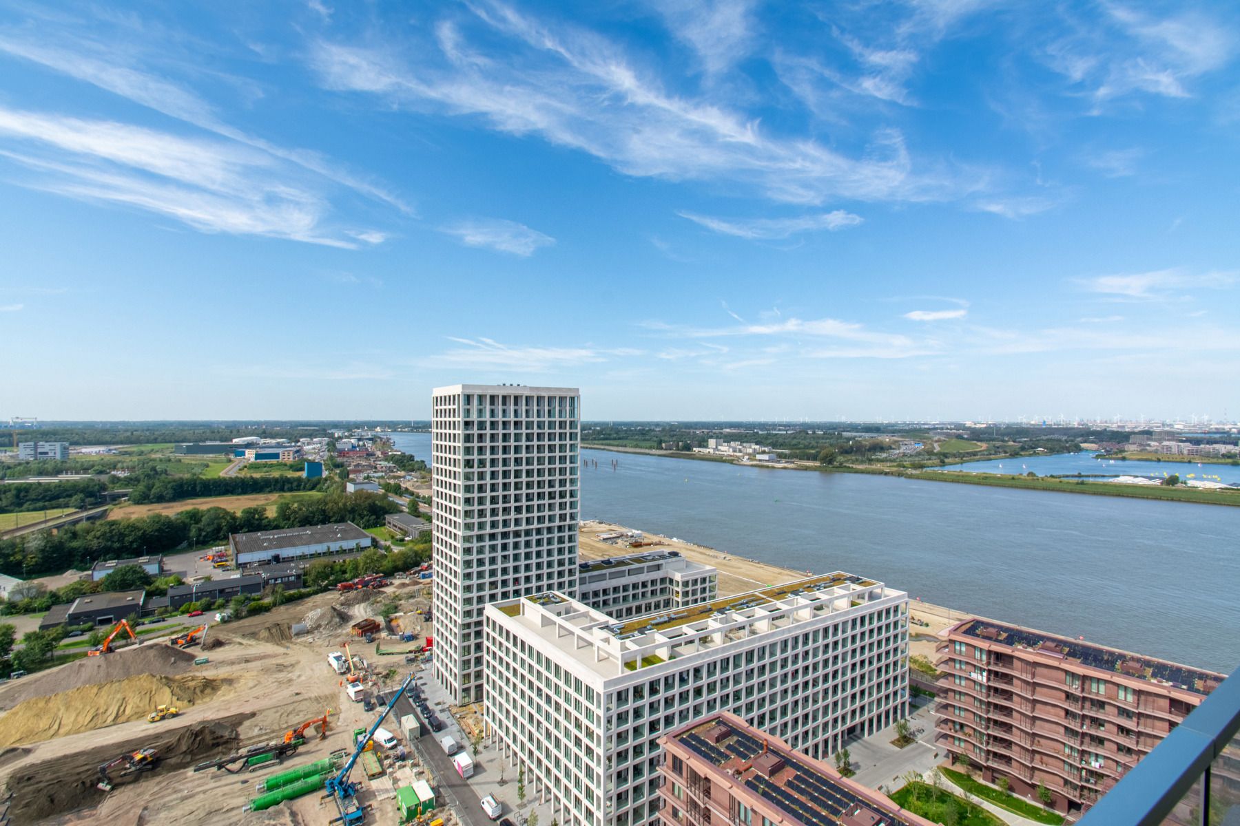 Gezellig ongemeubeld 2-slaapkamer app. met groot terras foto 1