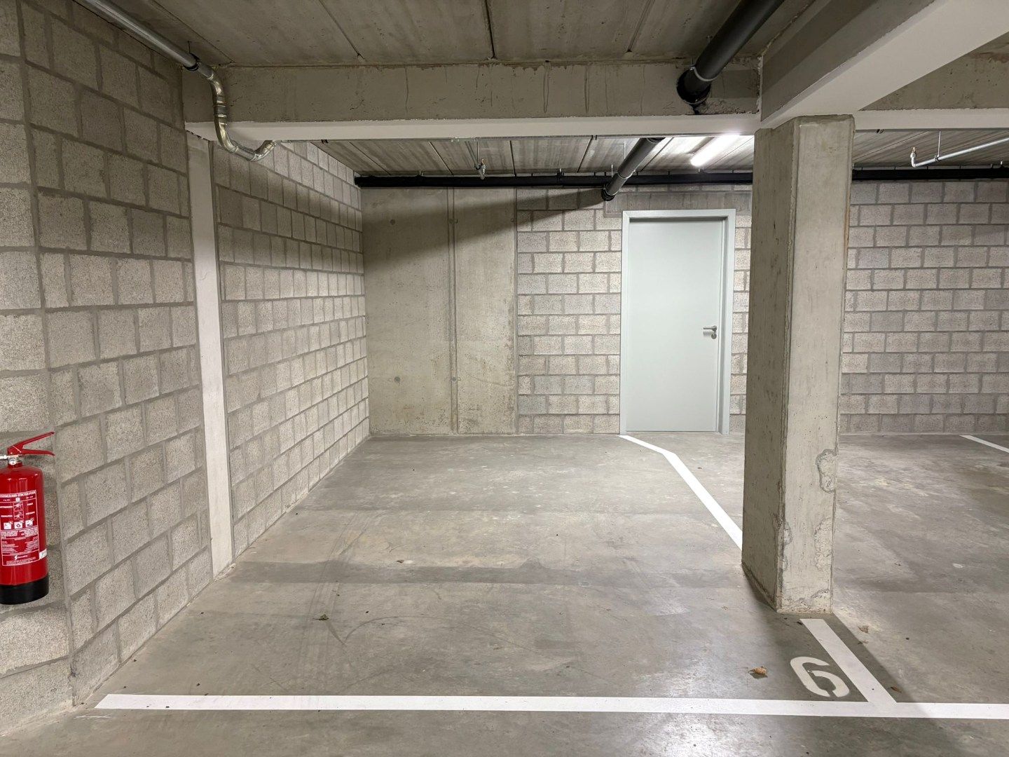 Ruime ondergrondse autostaanplaats in het centrum van Balen !  foto {{pictureIndex}}