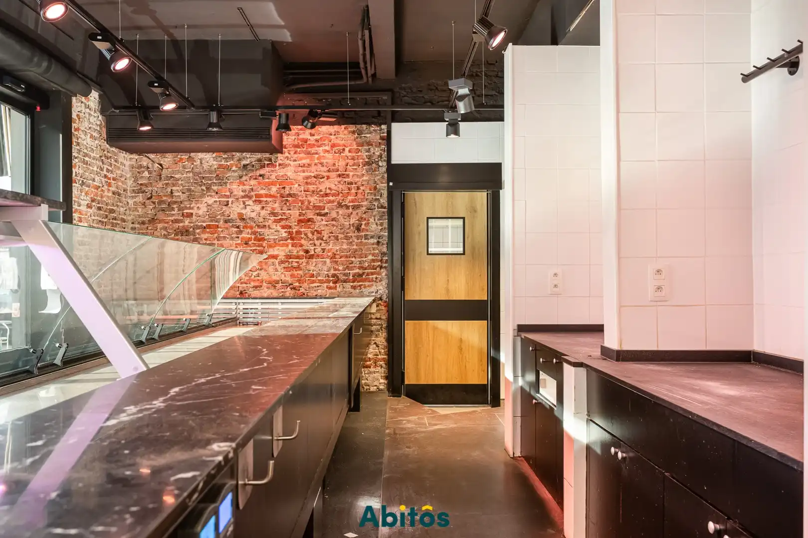 Handelspand op absolute topligging in het centrum van Drongen foto 6