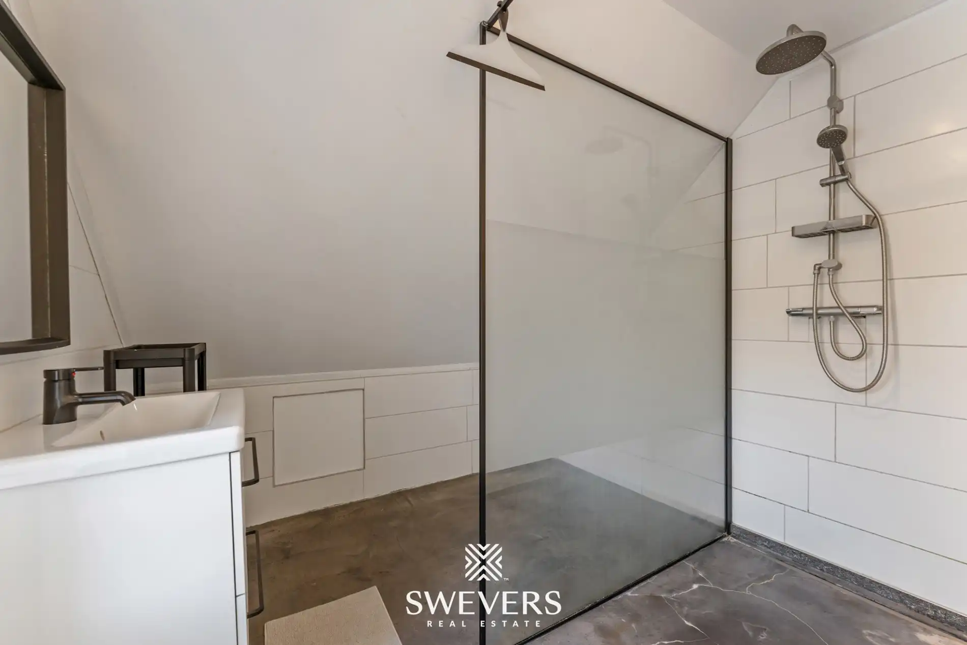 Ruime halfopen woning met zuidoostgerichte tuin en zwembad foto 26