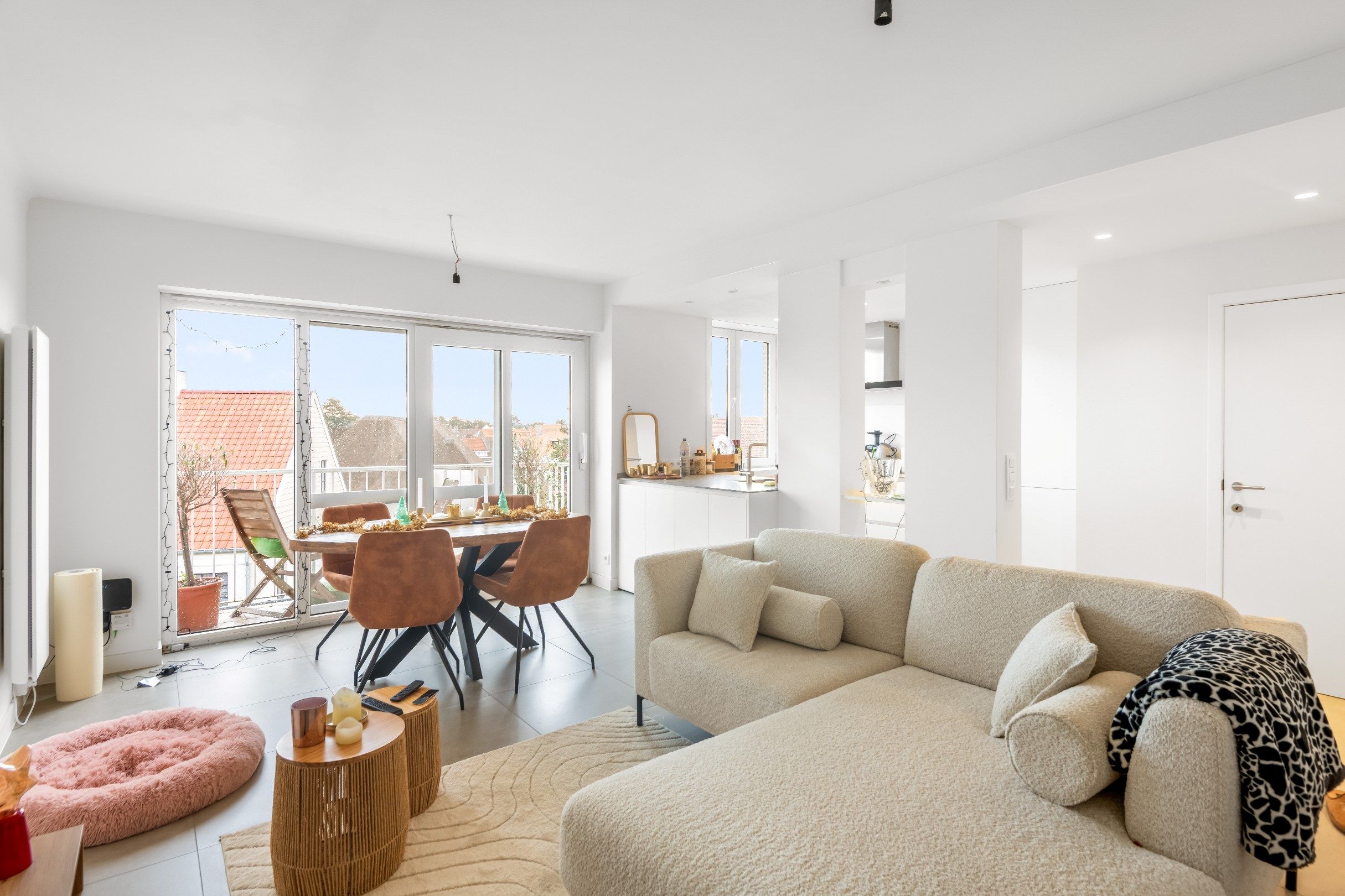 Prachtig gerenoveerd duplexappartement met groot zonneterras en open zicht, gelegen vlakbij de Zoutelaan en de Dumortierlaan. foto 2