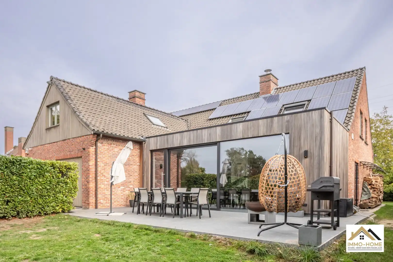 Gerenoveerde ruime gezinswoning met tuin en dubbele garage! foto 3