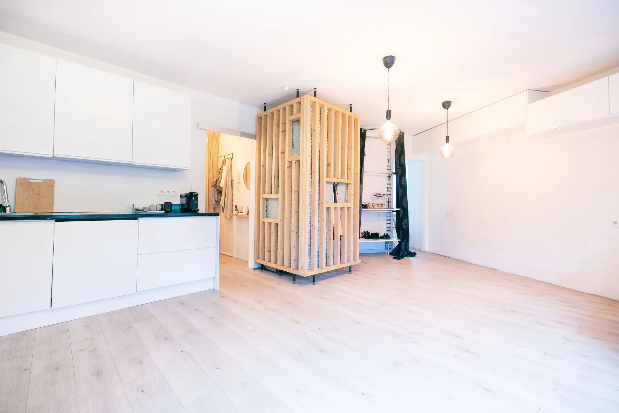 Licht gerenoveerde studio met groen terras in Vorst foto 7