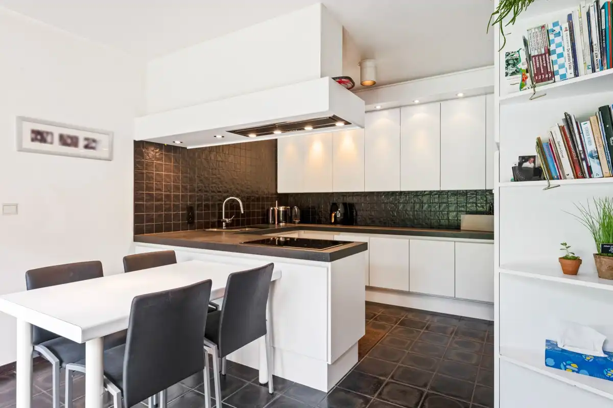 Ruime gezinswoning op 1135 m² met mogelijkheid tot 5 slaapkamers vlakbij het centrum van Zoersel. foto 8