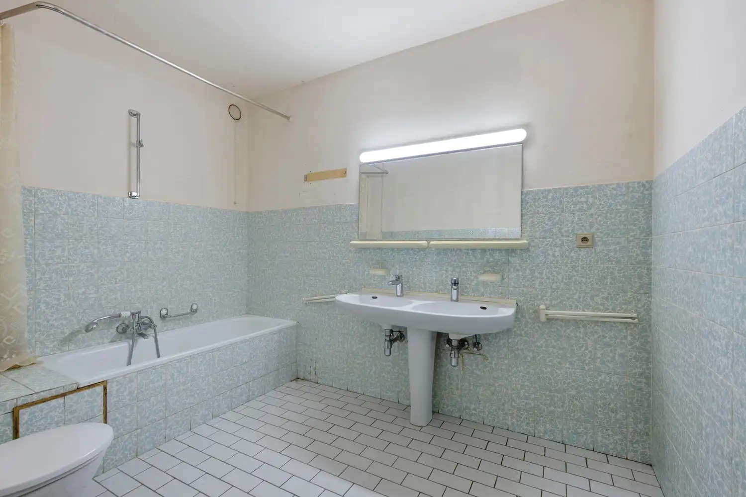 Te renoveren appartement (100m²) op 1ste verdieping met een uitstekende ligging aan de Hoogboomsteenweg in Kapellen! foto 14