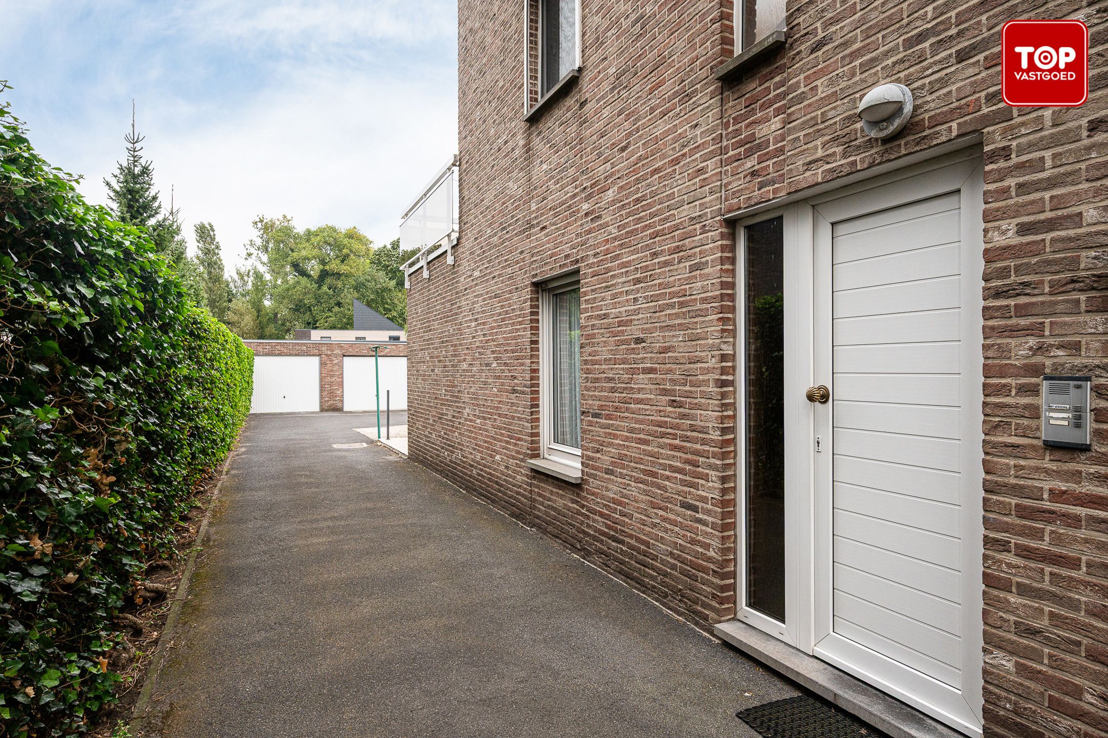 Instapklaar 2 slaapkamer appartement met garage in kleinschalig gebouw foto 19