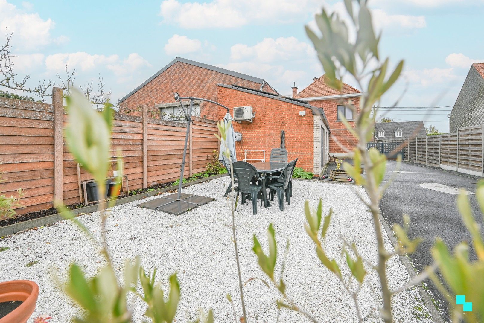 Ruime, gerenoveerde woning nabij centrum Oostrozebeke foto 16