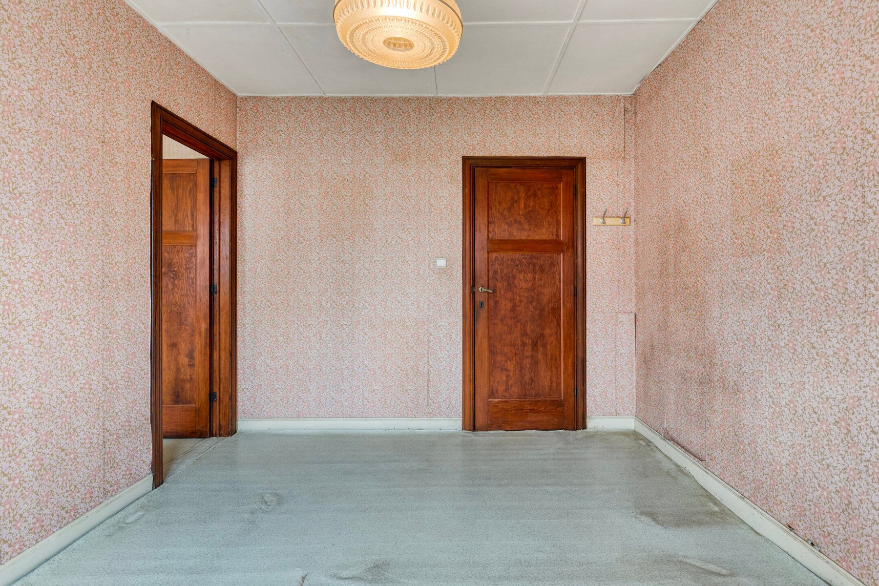 Ruime te renoveren woning met opslagplaats in hartje Gooik foto 14