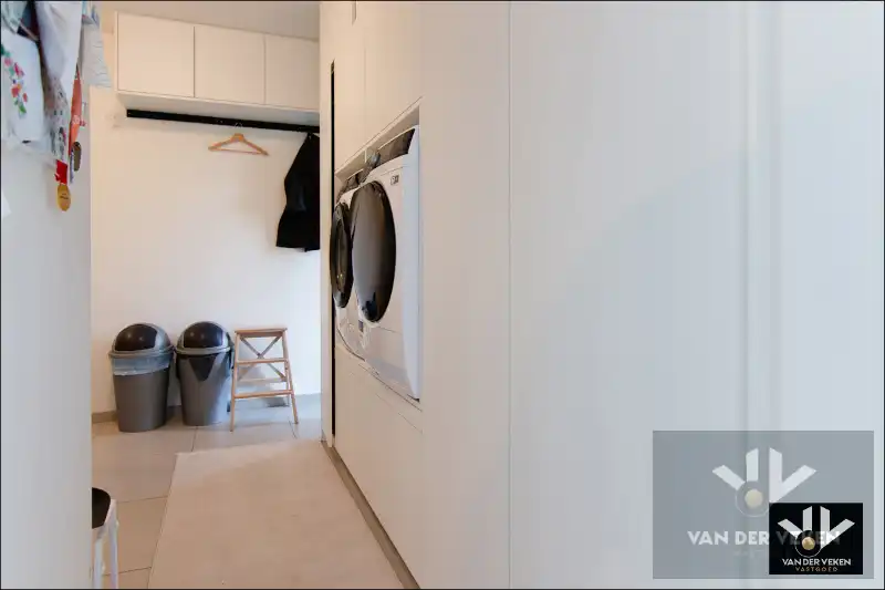 Knap ingericht, recent en lichtrijke woning met 3 ruime slpk en volledig omheinde tuin foto 8