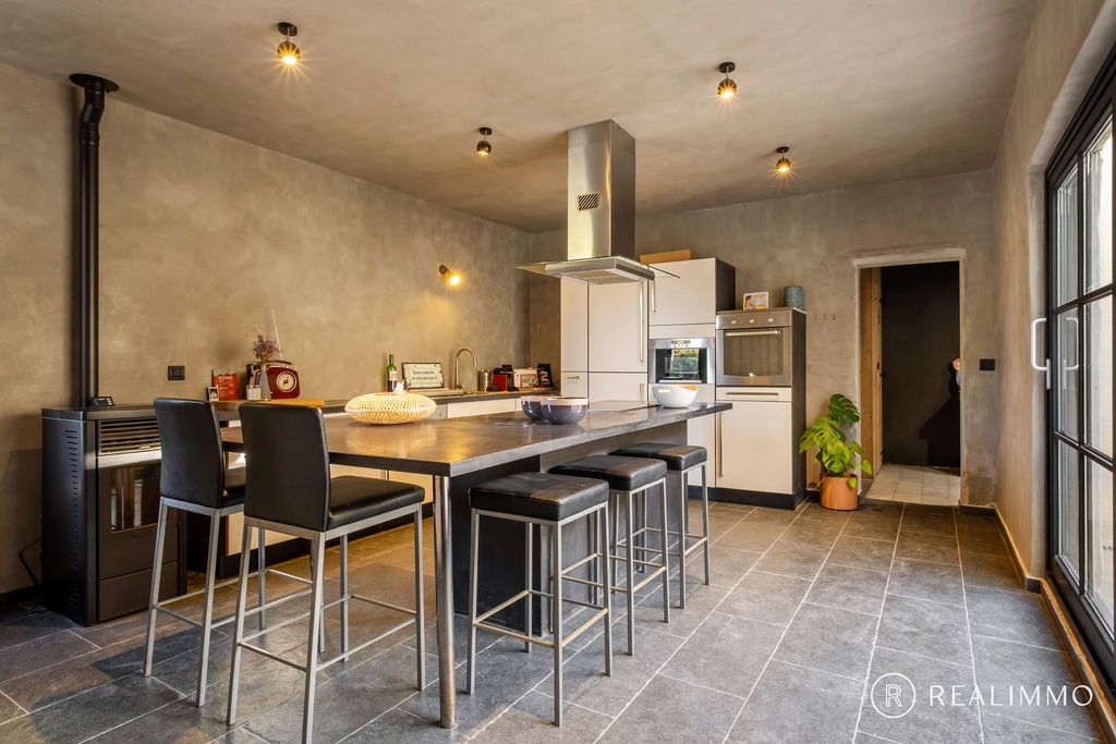 Stijlvol gerenoveerde woning met 3 slaapkamers in Sint-Denijs foto 5