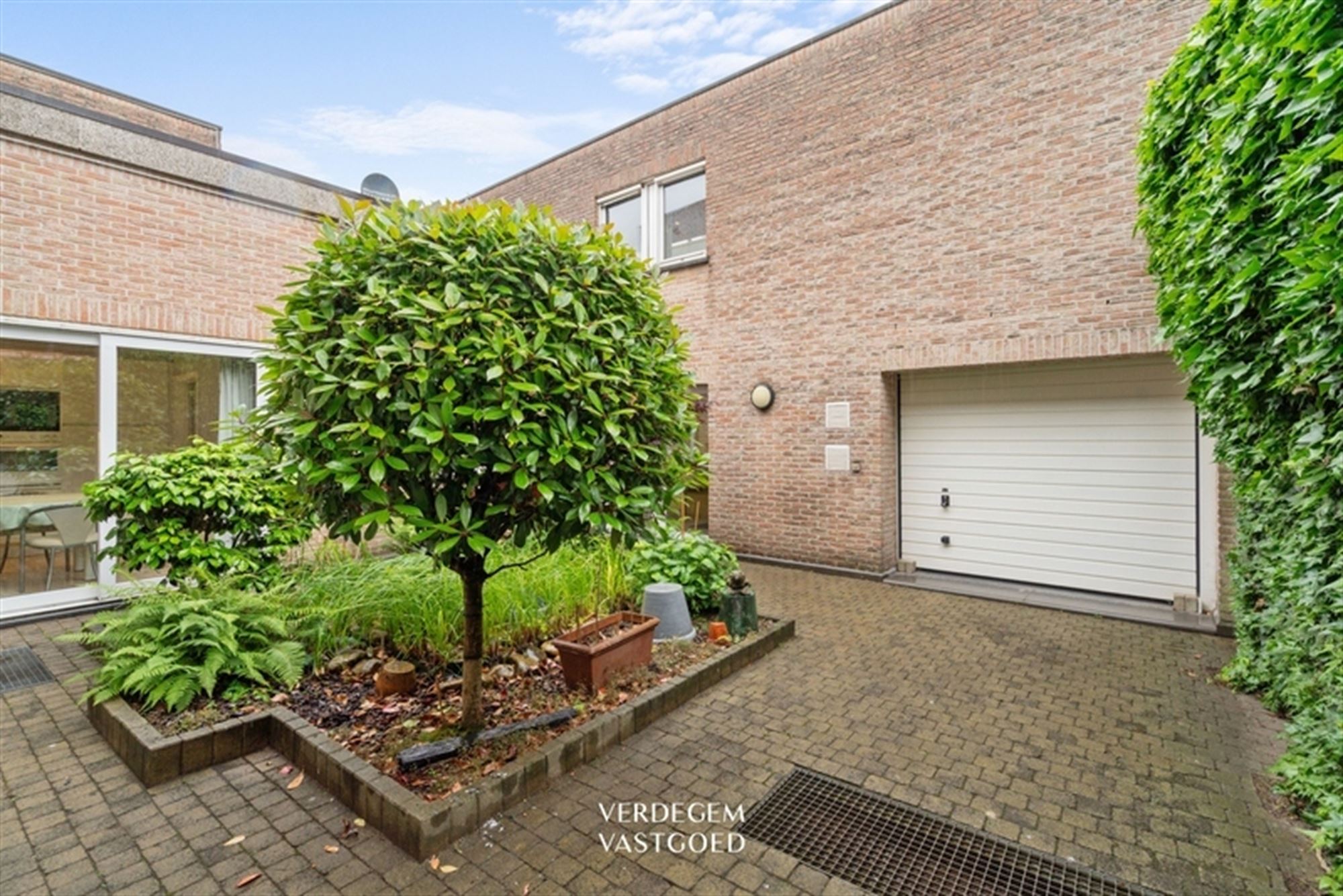 Unieke opbrengsteigendom met 4 entiteiten: handelsruimte, twee 1 slpk-appartementen en grote woning foto 28
