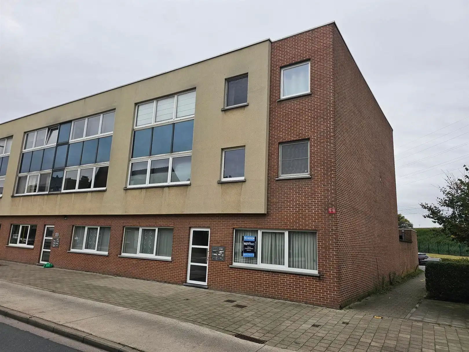 Gezellig gelijkvloers appartement met groot terras en één slaapkamer. foto {{pictureIndex}}