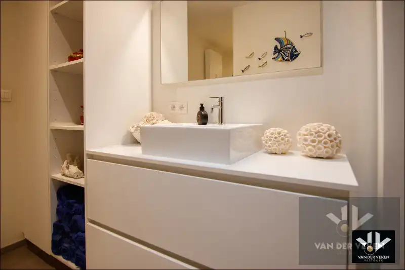 Totaal gerenoveerd gelijkvloers 3 slpk-appartement op een toplocatie. Garagebox optioneel! foto 9