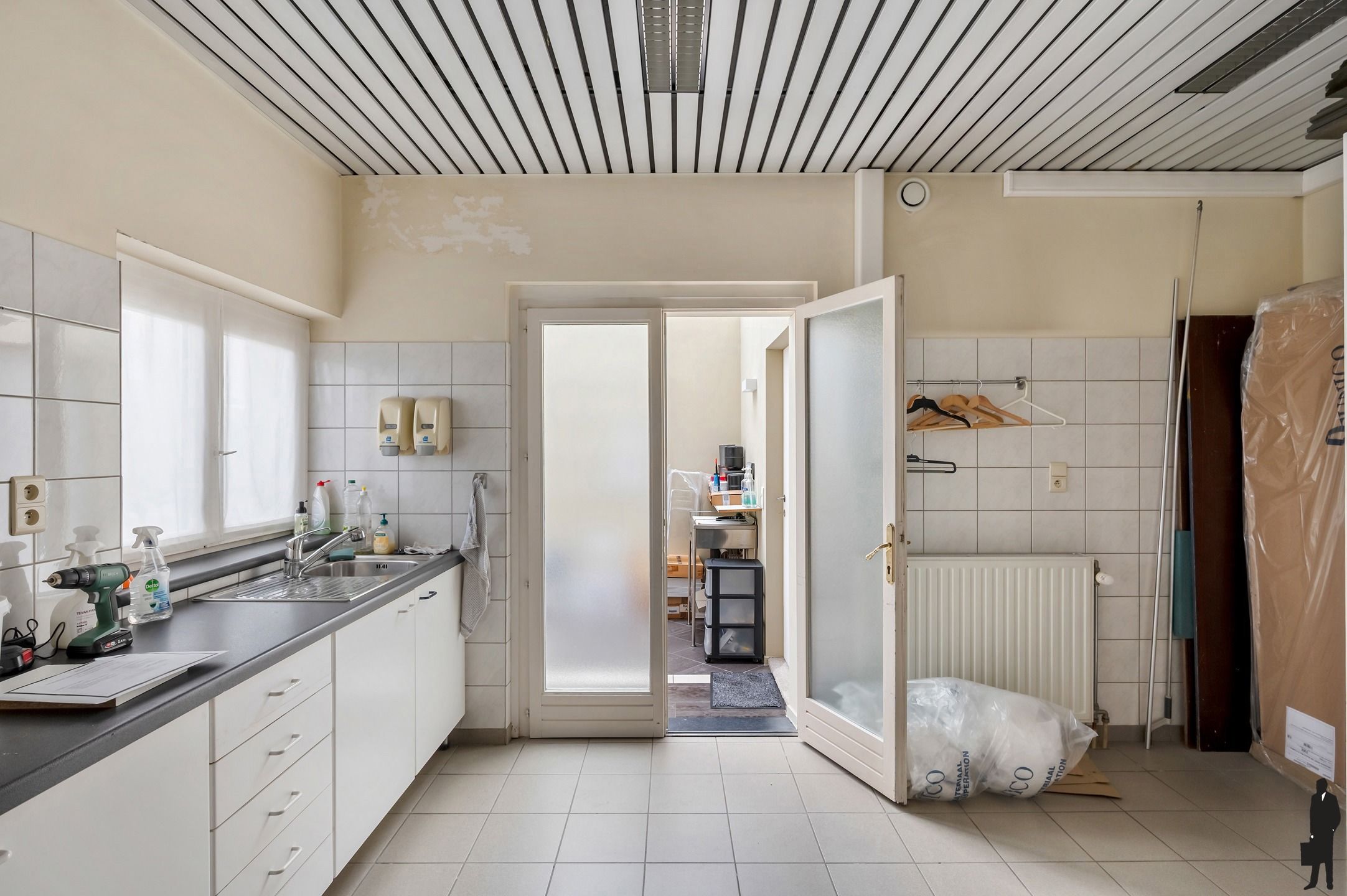Deels gerenoveerde parel met mogelijkheden en weidegrond! foto 11