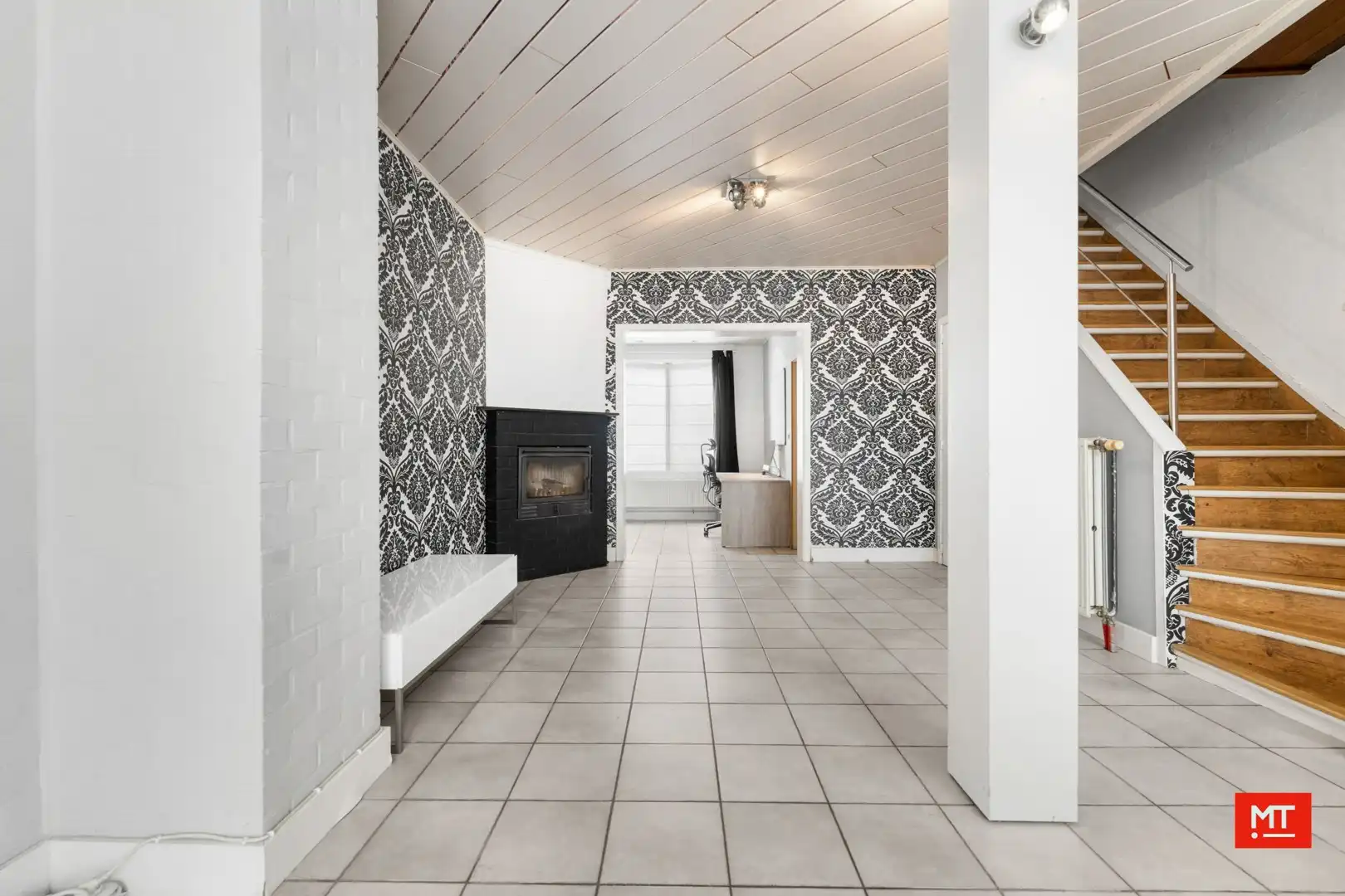 Bijzonder ruime woning met opslagruimte, dubbele garage en uitweg in centrum Langemark foto 3