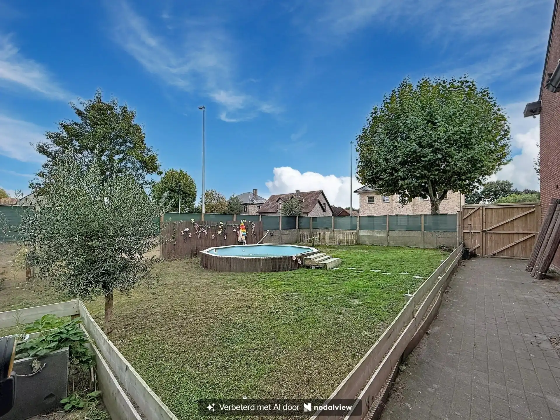 Ruime open bebouwing met 4 slaapkamers, garage en grote tuin. foto 19