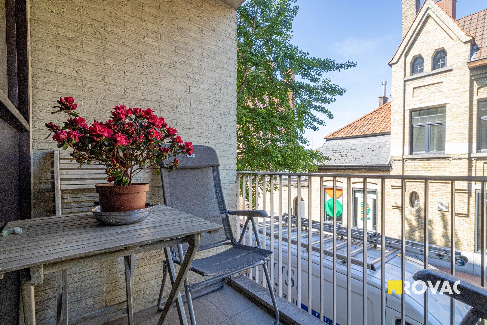 Centraal gelegen appartement met staanplaats en berging foto 4