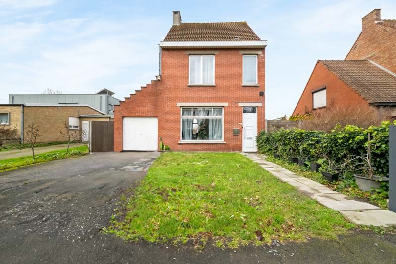 Hoofdfoto van de publicatie: Zedelgem. Centraal gelegen vernieuwde HALF OPEN BEBOUWING met 4 slaapkamers, dressing, garage en bergingen. Ideale ruime gezinswoning met vloerverwarming!