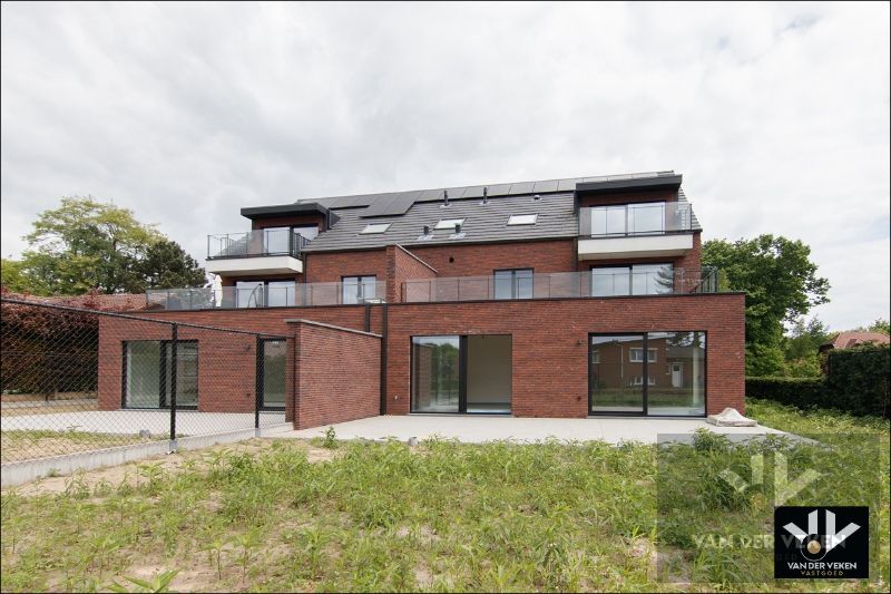 Ruim gelijkvloers nieuwbouwappartement met 4 slaapkamers en 2 badkamers, een terras en een mooie tuin op een goed bereikbare locatie! foto 5