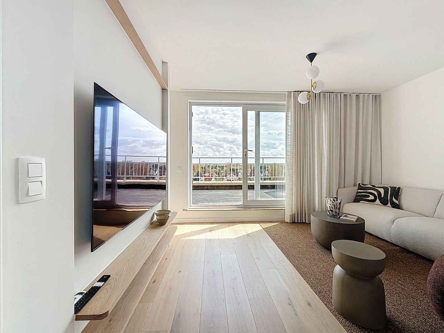 Luxueus gerenoveerde penthouse met twee ruime terrassen te Nieuwpoort foto {{pictureIndex}}