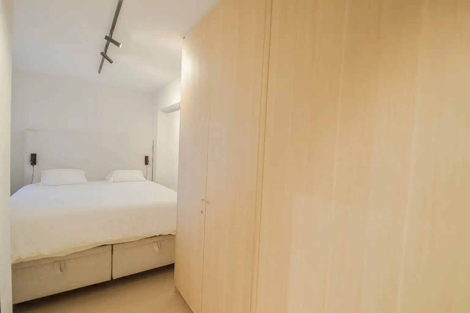 Stijlvol volledig gerenoveerd appartement  op wandelafstand van de zee én het commercieel centrum. foto 11