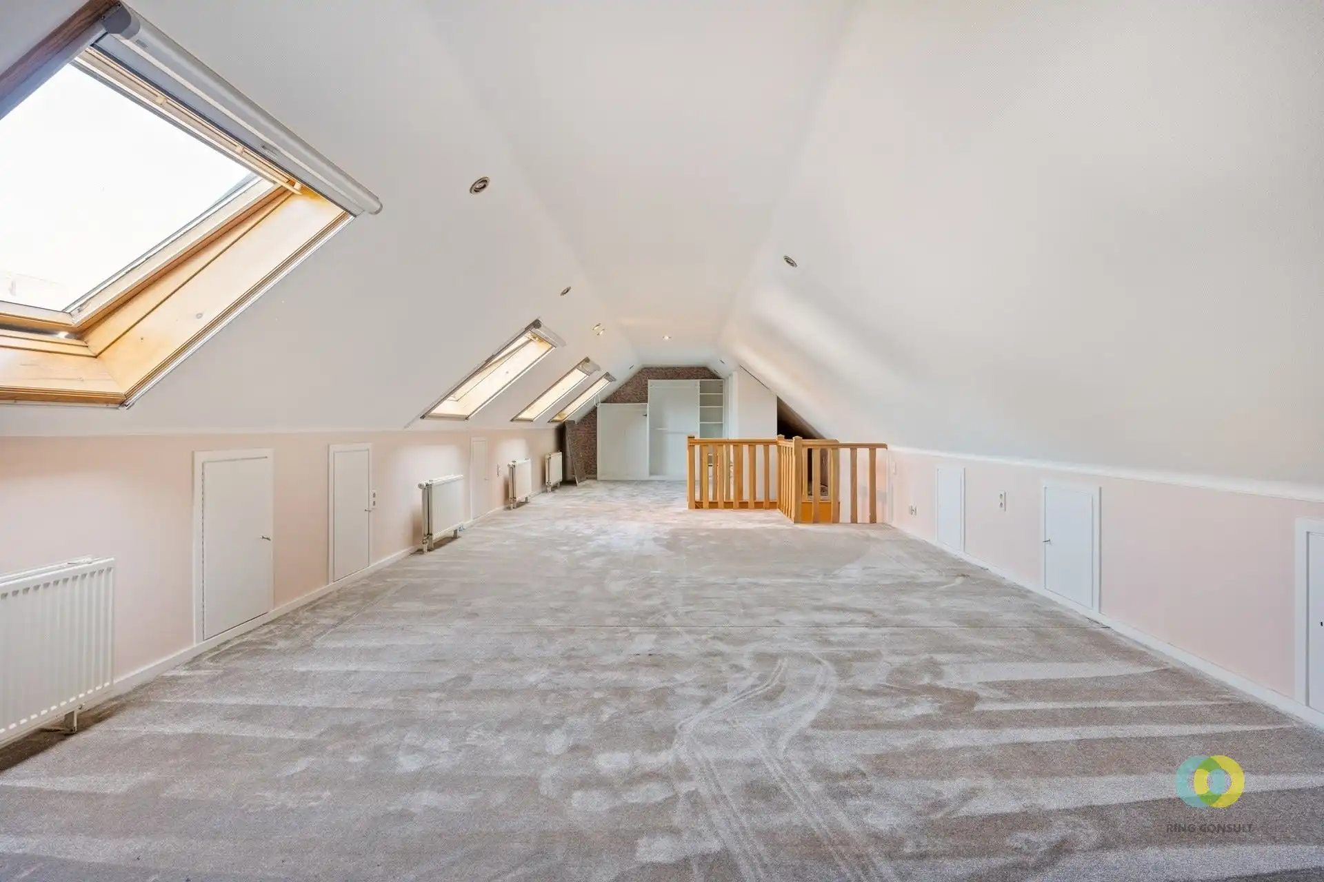 Villa met unieke indeling, 5 slaapkamers en dubbele garage foto 17