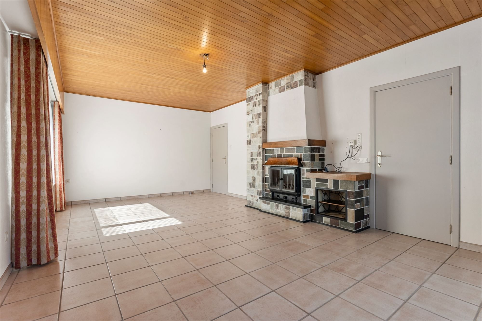 GOED ONDERHOUDEN GELIJKVLOERSE WONING MET 3 SLAAPKAMERS RUSTIG GELEGEN TE STAL foto 6
