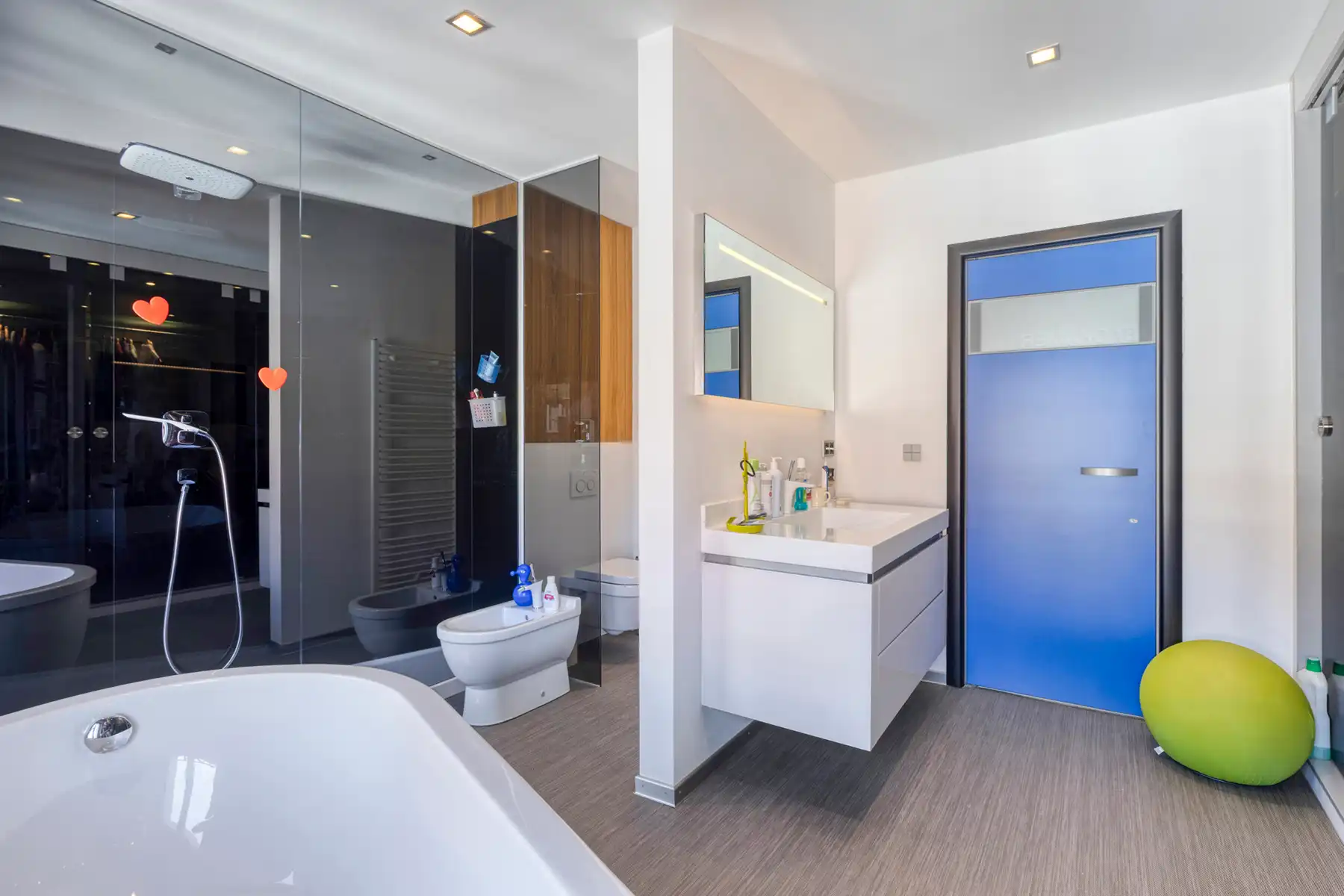 Gerenoveerde (2010) burgerwoning met dubbele garage foto 16