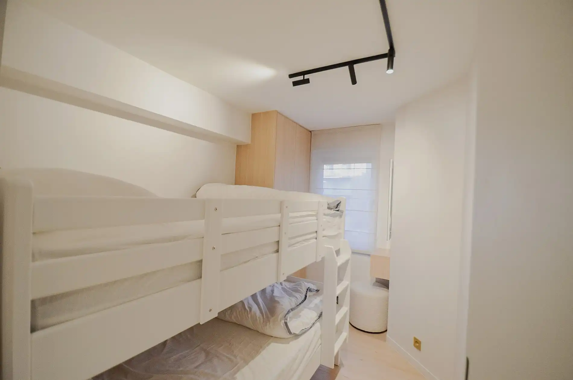 Stijlvol volledig gerenoveerd appartement  op wandelafstand van de zee én het commercieel centrum. foto 16