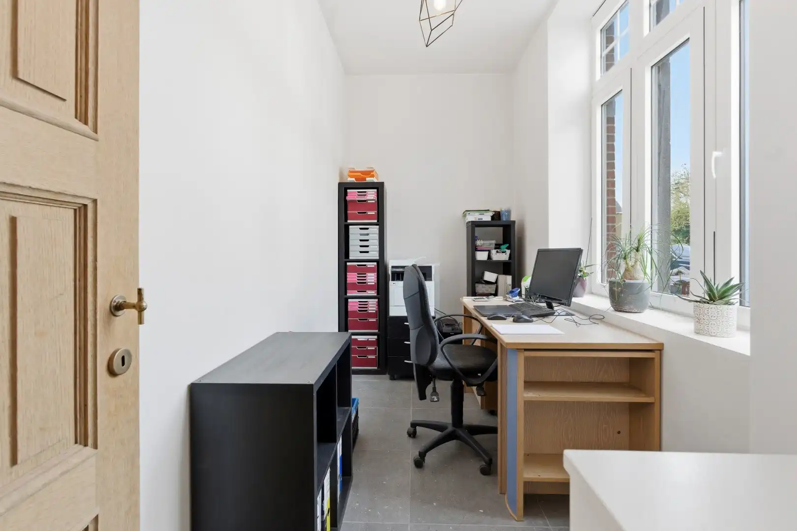 Exclusief gerenoveerde herenwoning met 4 slaapkamers, 2 badkamers en een adembenemende stadstuin. foto 4