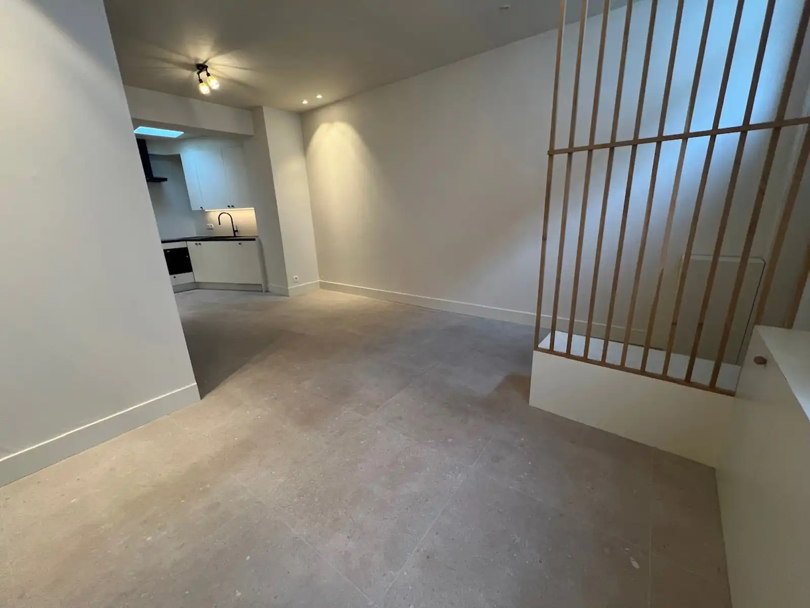 Centraal gelegen gerenoveerde woning met 2 slpk en terras foto 4