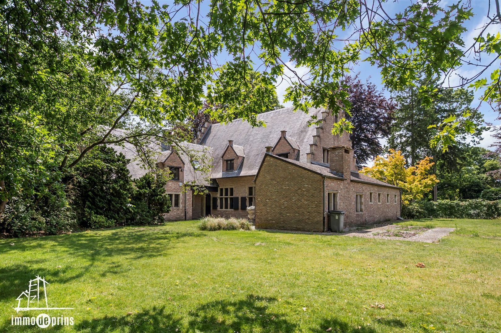 Ruime villa in residentiele wijk foto 4