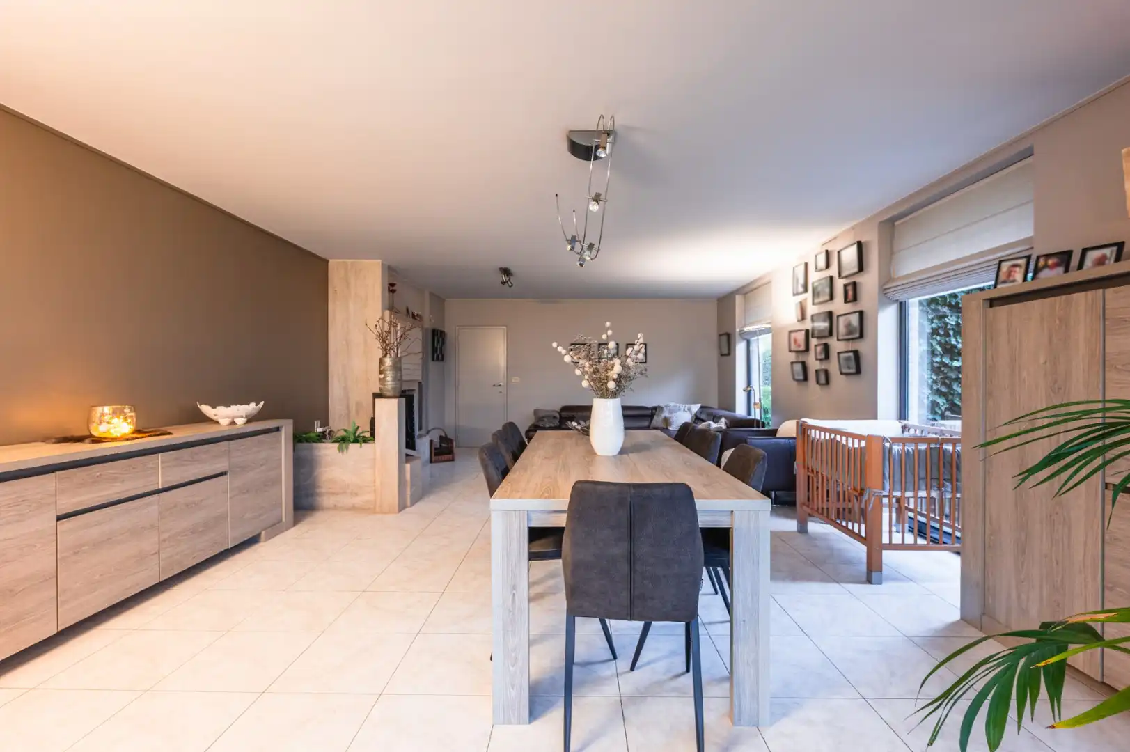 Villa met 6 kamers,  garage, 44 zonnepanelen, en veel ruimte op 810 m² foto 6