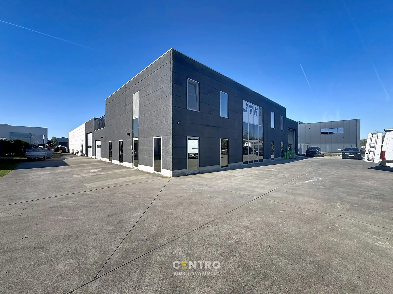 Instapklaar BEDRIJFSGEBOUW (bj. 2009) bestaande uit geïsoleerde MAGAZIJN, KANTOREN en een luxueus afgewerkte LOFT-APPARTEMENT op verdieping. Op bedrijventerrein "Oude Barriere" te Diksmuide. foto 21